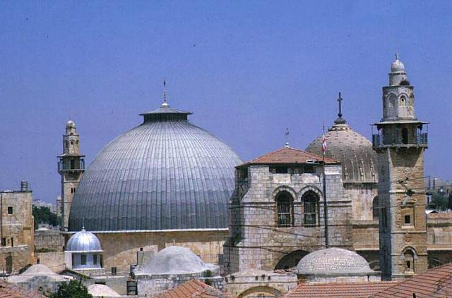 Le cupole ed il campanile del Santo Sepolcro, con i due minareti gemelli, costruiti per controllare la Basilica