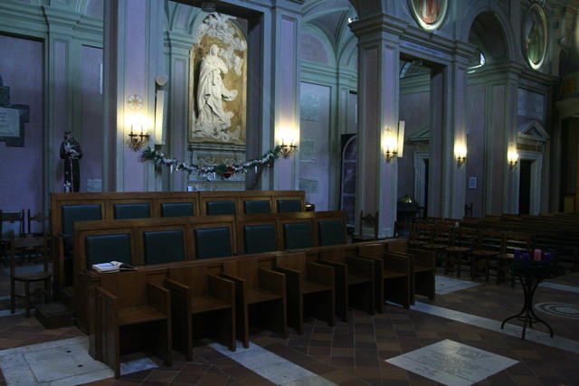 I banchi del Concilio Vaticano II nella chiesa dei Santi Michele e Magno