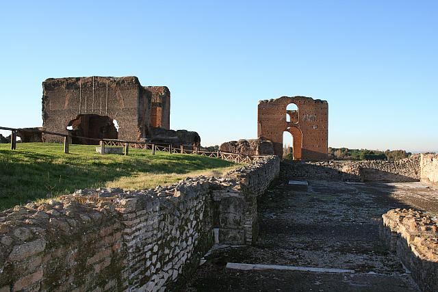 Frigidarium della Villa dei Quintili e, sullo sfondo, Calidarium