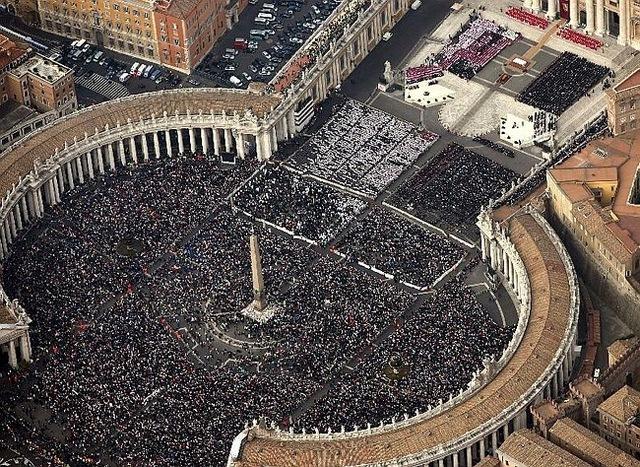 I funerali di papa Giovanni Paolo II, in piazza San Pietro, l'8 aprile 2005