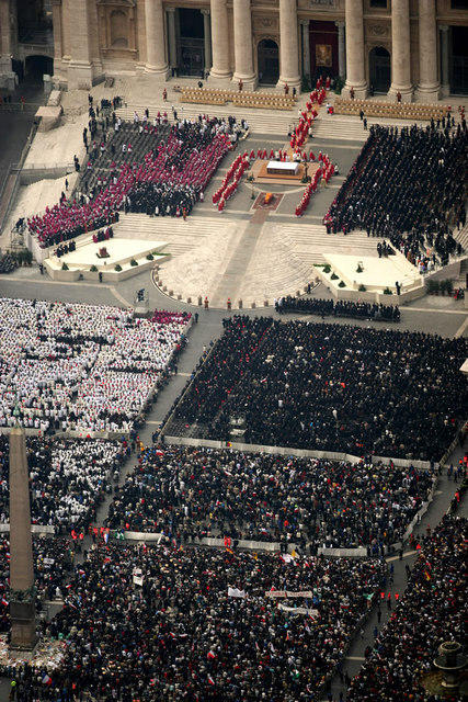 I funerali di papa Giovanni Paolo II, in piazza San Pietro, l'8 aprile 2005