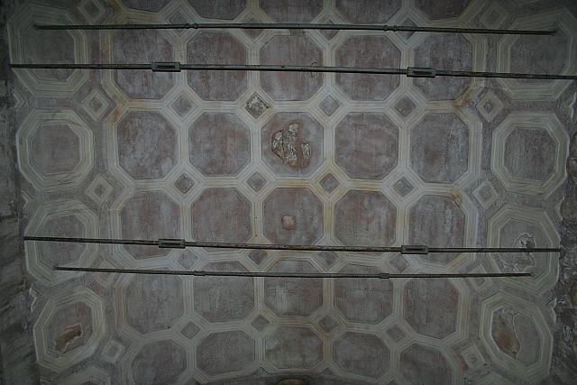 Sant'Urbano alla Caffarella: il soffitto con l'apoteosi di Annia Regilla e le armi in stucco