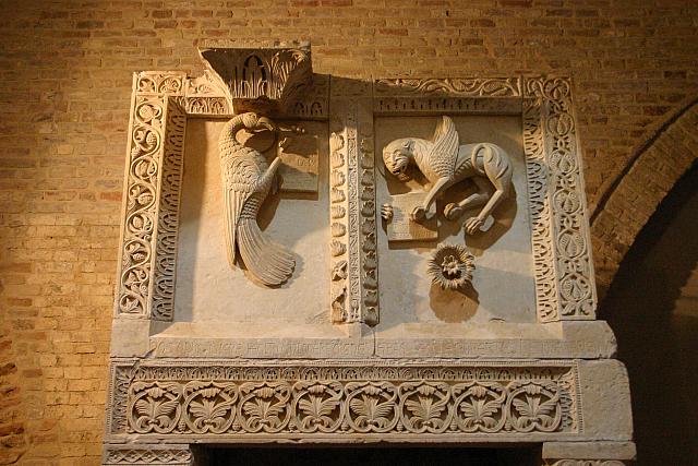Santa Maria Maggiore a Pianella, ambone con i simboli degli evangelisti
