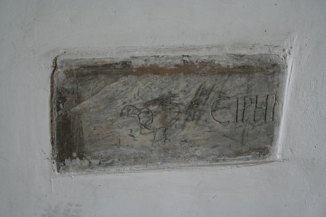 *Iscrizione greca nel portico, con la scritta "eirene", pace, ed una colomba, simbolo dell'anima del defunto
