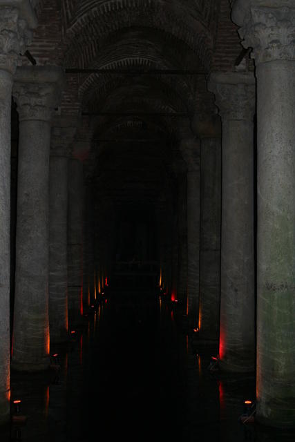 Yerebatan Sarayı, la cisterna edificata da Giustiniano sotto il grande quadriportico rettangolare che era al centro dell’agorà