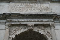 Iscrizione dedicatoria dell'arco con il piccolo fregio della processione, le Vittorie, Honos e Virtus