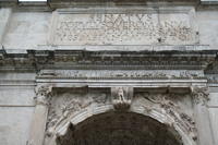*Iscrizione dedicatoria dell'arco con il piccolo fregio della processione, le Vittorie, Honos e Virtus