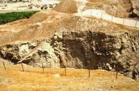 Gerico, tell es-Sultan, la trincea scavata dall'archeologa Kenyon per stabilire la cronologia del sito