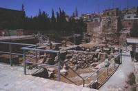 La piscina di Betzaetà, presso la Porta delle Pecore, dove Gesù guarì il paralitico