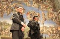 Il prof. Antonio Paolucci e mons. Andrea Lonardo nella cappella Sistina. Foto di Paolo Cerino