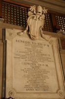 Lapide che ricorda la realizzazione dell'affresco durante il pontificato di Benedetto XIV