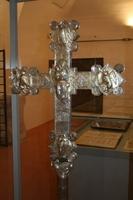 Croce processionale di Nicola da Guardiagrele del 1434: da un lato il Cristo morto, dall'altro glorioso