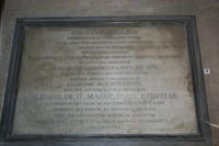 Iscrizione nella Torre che ricorda gli esperimenti di Galileo Galilei sulla forza di gravità