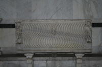 Sarcofago pagano nel Camposanto con le fiaccole ormai spente
