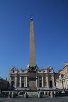 L'obelisco, testimonianza del Circo di Caligola e Nerone, luogo del martirio di Pietro e dei protomartiri romani