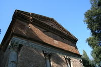 Sant'Urbano alla Caffarella: il timpano in laterizio originario
