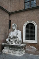 Statua nota come Madama Lucrezia, in realtà Iside, proveniente dall'Iseo Campense