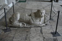 Leone, simbolo iconografico di San Marco, con il vangelo aperto, nel portico