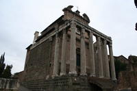 *Tempio di Antonino e Faustina, trasformato nella Chiesa di S.Lorenzo de' Speziali in Miranda
