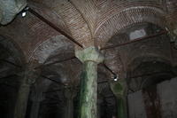 Yerebatan Sarayı, la cisterna edificata da Giustiniano sotto il grande quadriportico rettangolare che era al centro dell’agorà