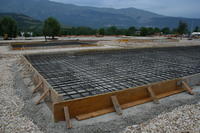 Onna: le fondamenta per costruire le case in legno provvisorie del campo