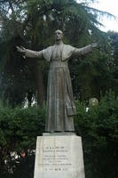 San Lorenzo fuori le mura: statua commemorativa della visita di Pio XII nel quartiere San Lorenzo dopo il bombardamento alleato