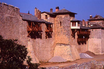Il muro di cinta della Grande Laura, sulla costa orientale dell'Athos