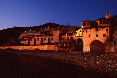 Il monastero di Xenofontos Al tramonto, visto dal suo porticciolo