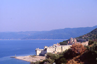 Il monastero di Xenofontos dal sentiero che conduce al terzo monastero della costa occidentale, il monastero di Agiou Panteleimonos