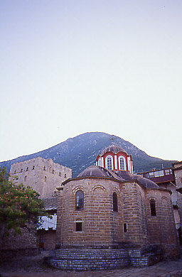 La cima dell'Athos, sullo sfondo, ed, in primo piano, la cappella della Panaghìa Portaìtissa (Tuttasanta Maria, custode della Porta) della grande Laura