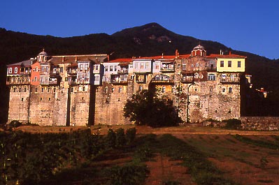 Il monastero di Ivìron, visto dalla costa orientale della santa Montagna