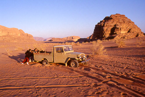 Wadi Rum (Wadi Ramm) Spesso nella sabbia le jeep hanno bisogno di una mano