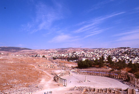 Il Foro, con la piazza ovale di Jerash, fotografato dal Tempio di Zeus. Dalla piazza inizia il Cardo Maximus che attraversa tutta la citt antica. A destra la citt moderna.