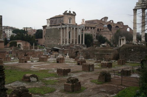 Tempio di Antonino e Faustina, trasformato nella Chiesa di S.Lorenzo de' Speziali in Miranda