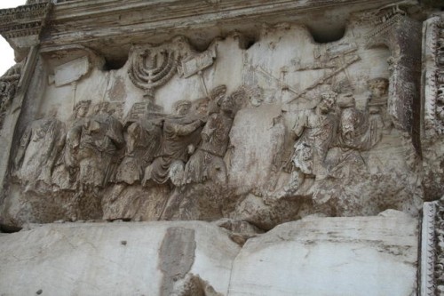 Pannello dell'arco di Tito con la tavola per il "pane della proposizione" ed il candelabro a sette braccia