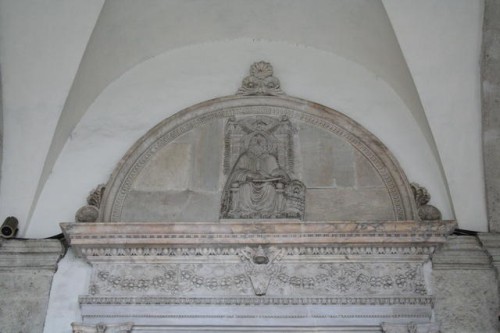 Lunetta del portale con San Marco evangelista di Isaia da Pisa (1464)