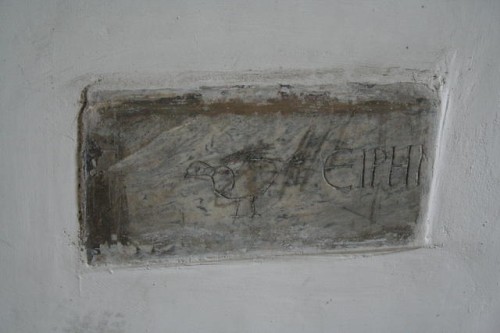 Iscrizione greca nel portico, con la scritta "eirene", pace, ed una colomba, simbolo dell'anima del defunto