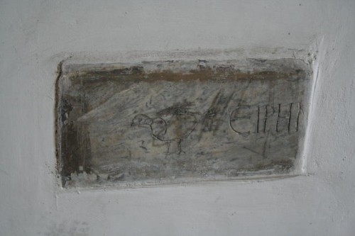 Iscrizione greca nel portico, con la scritta "eirene", pace, ed una colomba, simbolo dell'anima del defunto