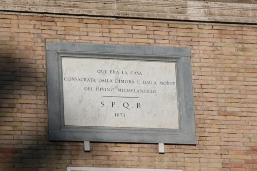 Lapide che ricorda l'ubicazione della casa di Michelangelo