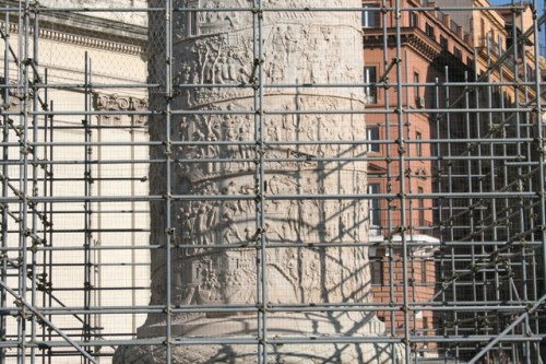 La Colonna di Traiano in restauro: in basso il passaggio del Danubio, con la sua personificazione