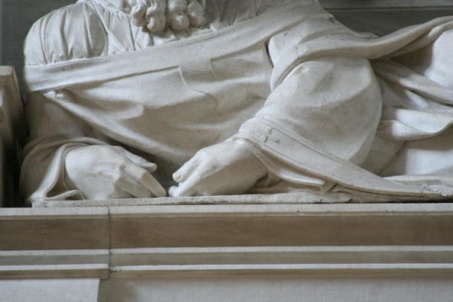 Giulio II: particolare delle mani e della croce di cui parla il Forcellino