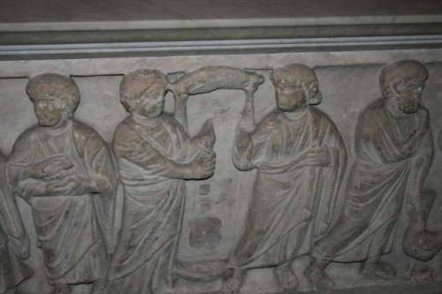 Sarcofago paleocristiano nella cripta delle reliquie: Gesù e la samaritana al pozzo