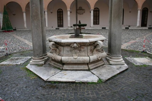 Pozzo del chiostro con gli stemmi dei della Rovere ed i nomi di Sisto IV e Giulio II