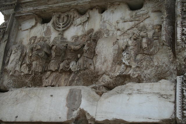 Pannello dell'arco di Tito con la tavola per il "pane della proposizione" ed il candelabro a sette braccia