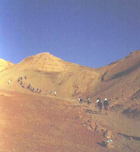 Si parte al mattino sulle montagne di Eilat, meditando la salita di Mosè sul Sinai