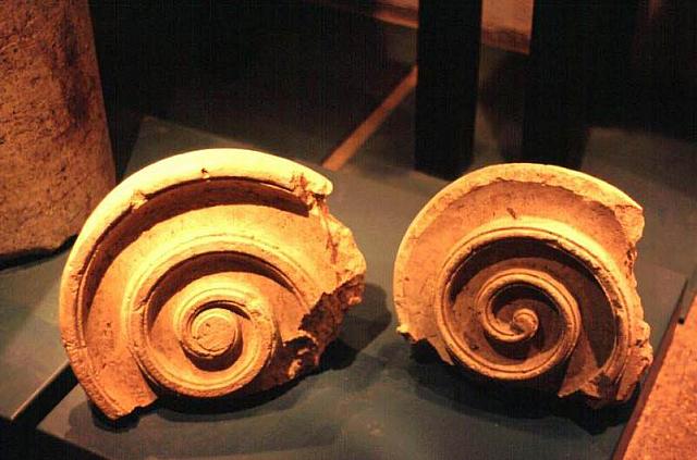 Resti architettonici nella Casa bruciata (70 d.C.) nel quartiere di epoca erodiana, abitato dai sacerdoti