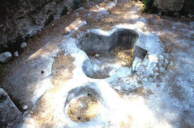 Emmaus dei crociati-Amwas: il battistero