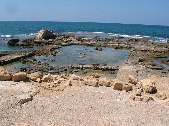 Resti del porto di Cesarea Marittima dal quale partì S.Paolo alla volta di Roma