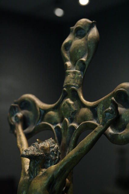 Il crocifisso di Carles Mani i Roig, per la Cappella privata del piano nobile di Casa Battló a Barcellona (1906)