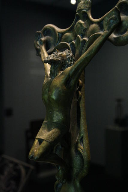 Il crocifisso di Carles Mani i Roig, per la Cappella privata del piano nobile di Casa Battló a Barcellona (1906)